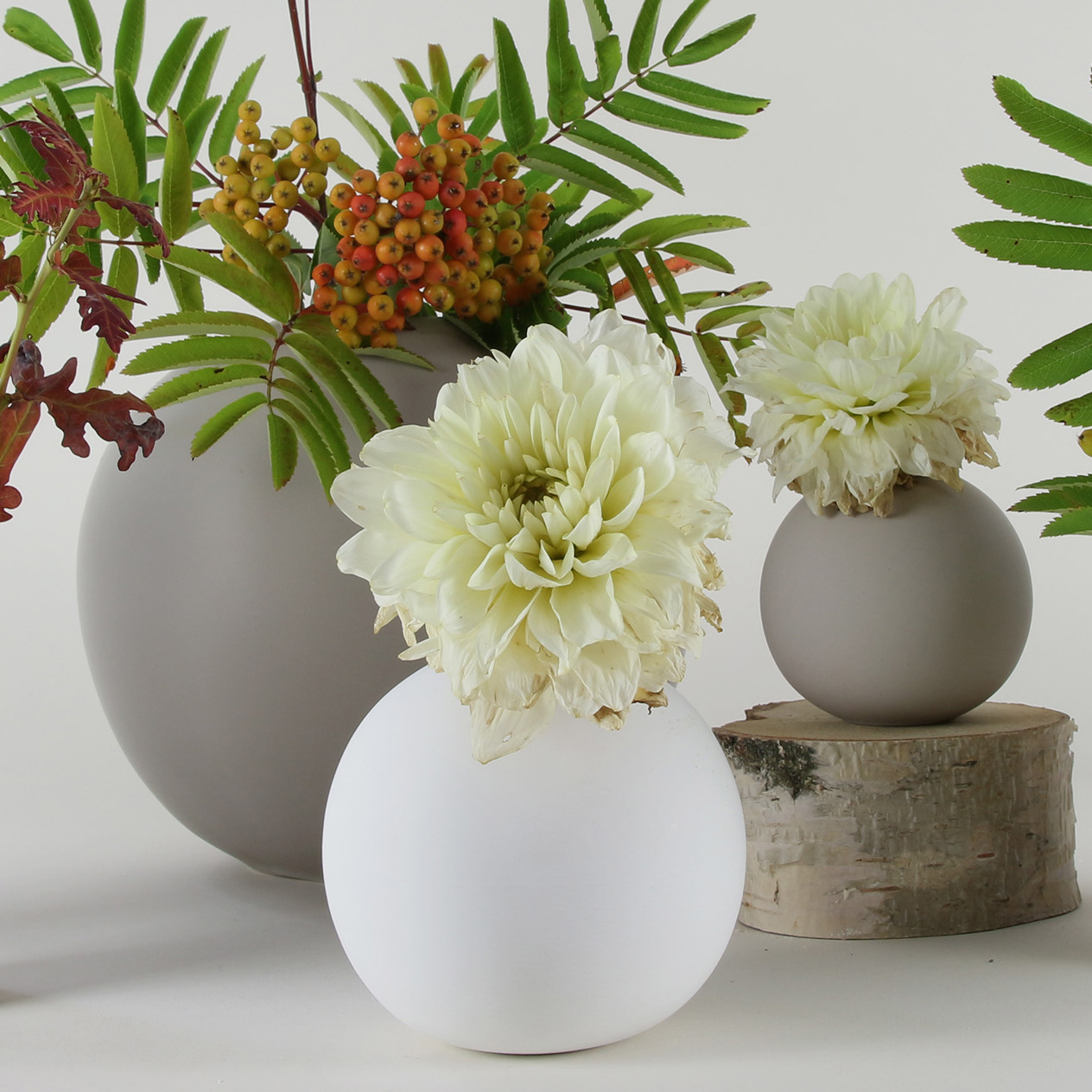 Cooee Design | クーイーデザイン からのBall 花瓶 ホワイト 
