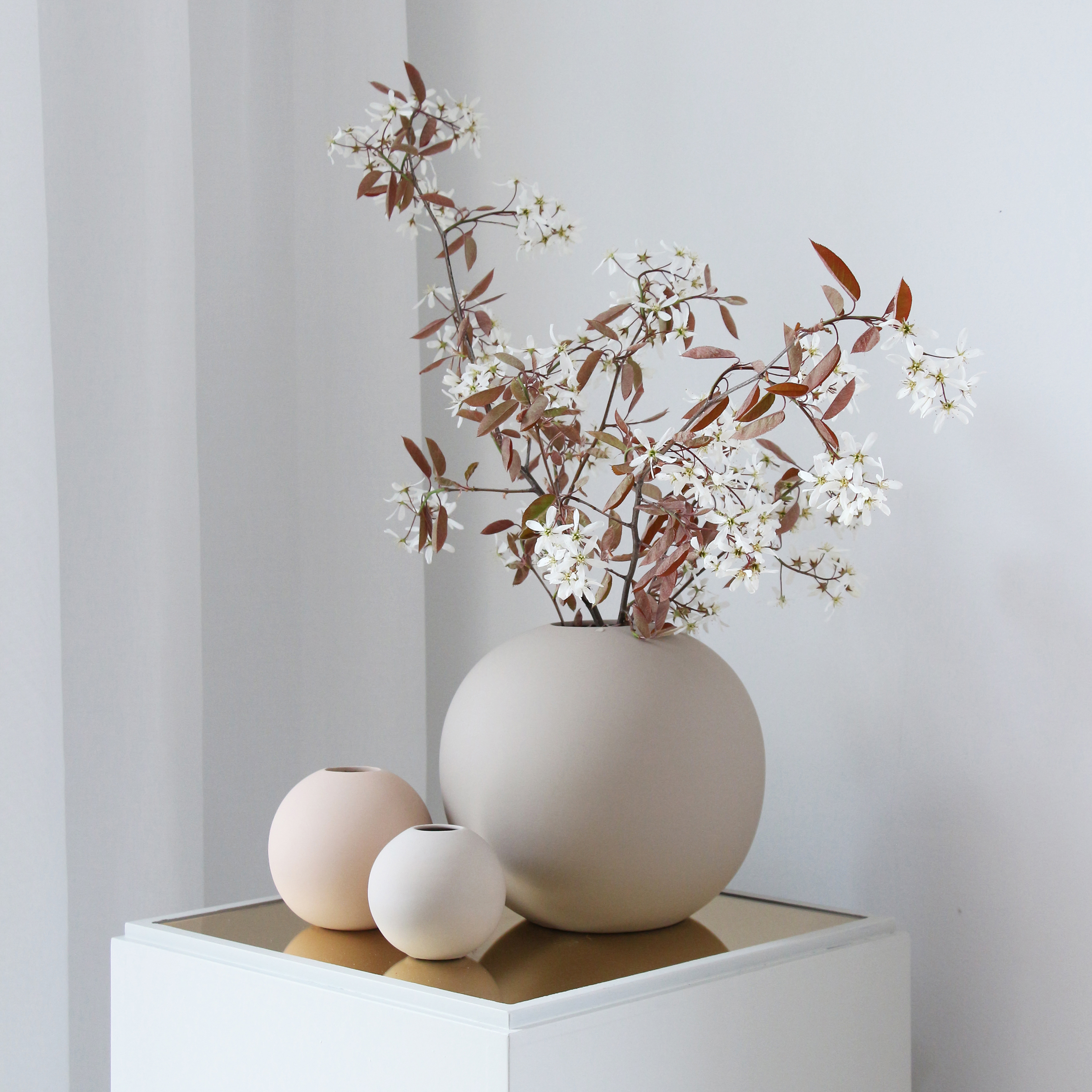 Cooee Design | クーイーデザイン からのBall 花瓶 サンド - NordicNest.jp