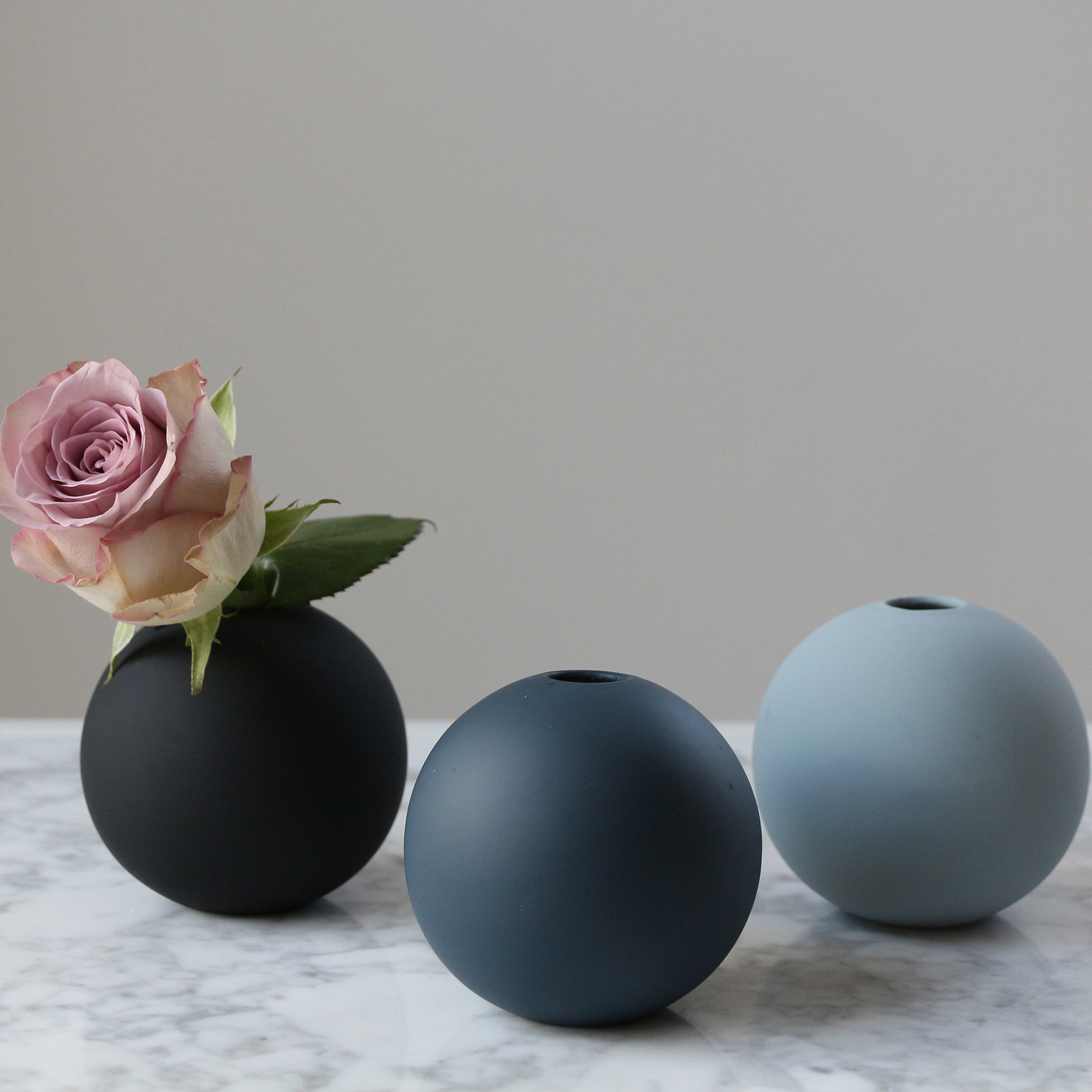 Cooee Design | クーイーデザイン からのBall 花瓶 ミッドナイト