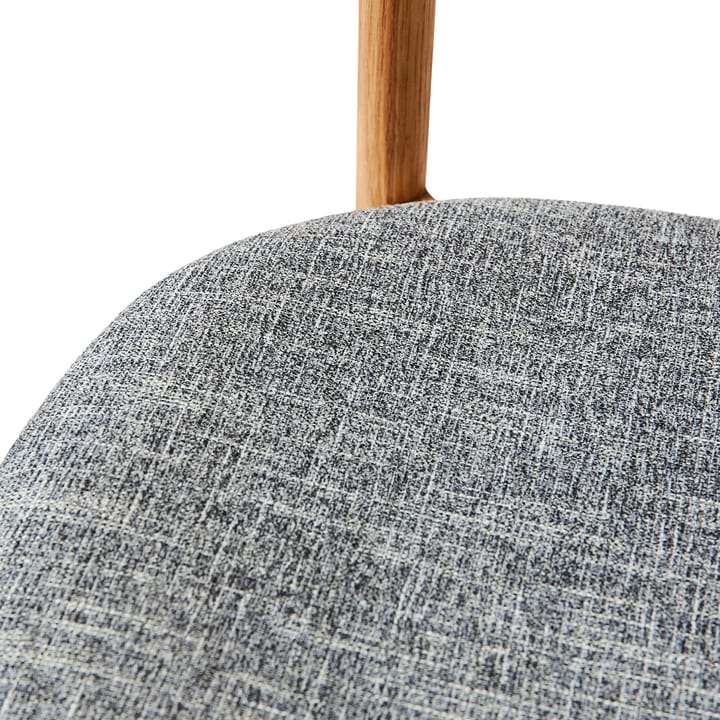 Tetra チェア with padded seat, Concrete coloured fabric-natural oiled oak MUUBS | ムーブス