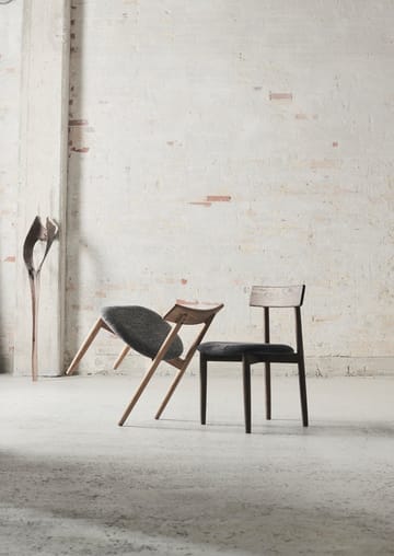 Tetra チェア with padded seat - Concrete coloured fabric-natural oiled oak - MUUBS | ムーブス