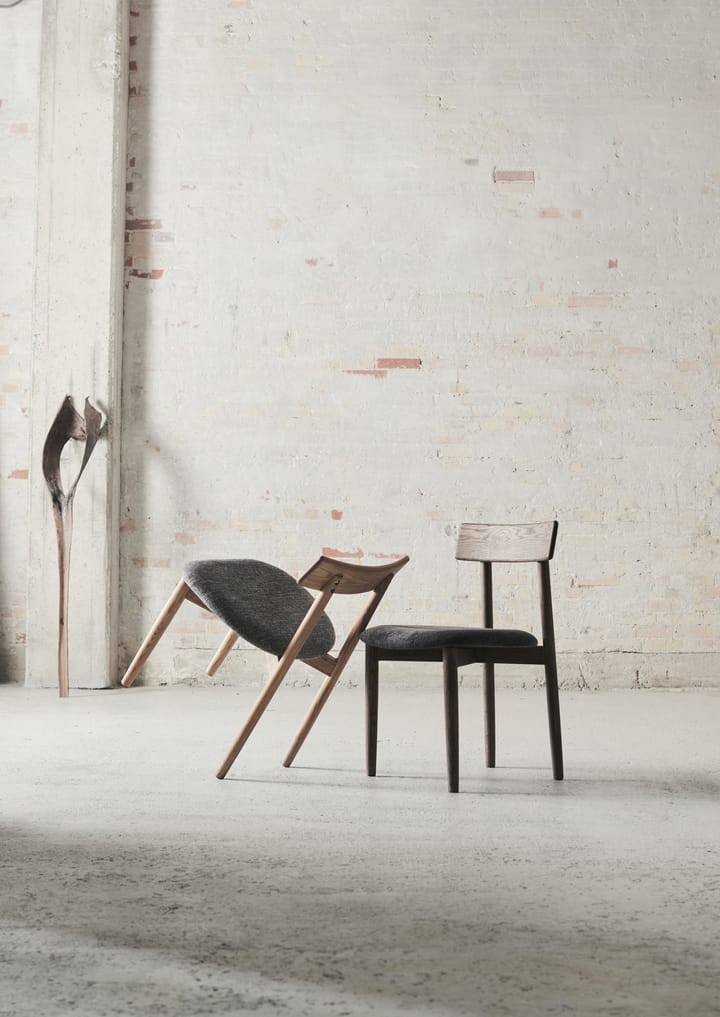 Tetra チェア with padded seat, Concrete coloured fabric-natural oiled oak MUUBS | ムーブス