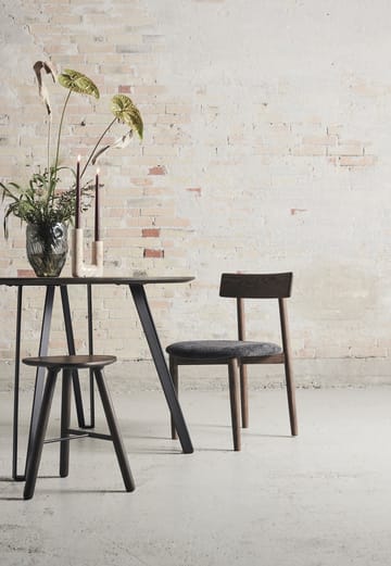 Tetra チェア with padded seat - Granite coloured fabric-dark oiled oak - MUUBS | ムーブス