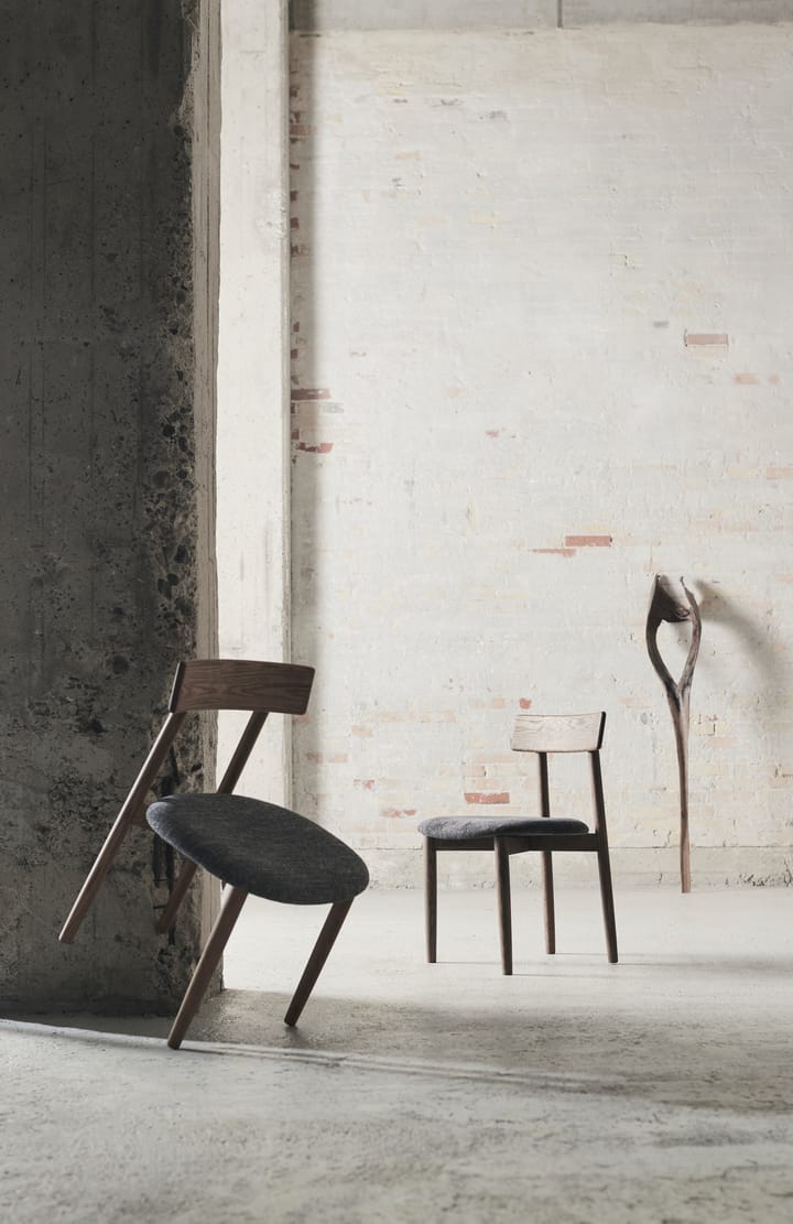 Tetra チェア with padded seat, Granite coloured fabric-dark oiled oak MUUBS | ムーブス