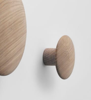 The Dots 衣類用フック oak - Ø9 cm - Muuto | ムート