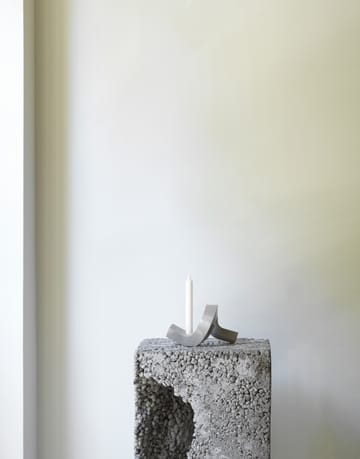 Crooked キャンドルホルダー 1 - Warm grey - Normann Copenhagen | ノーマンコペンハーゲン