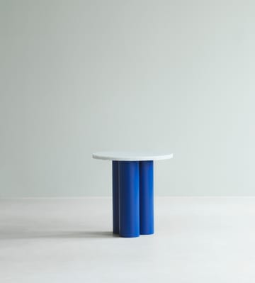 Dit サイドテーブル Ø40 cm - White Carrara-bright blue - Normann Copenhagen | ノーマンコペンハーゲン