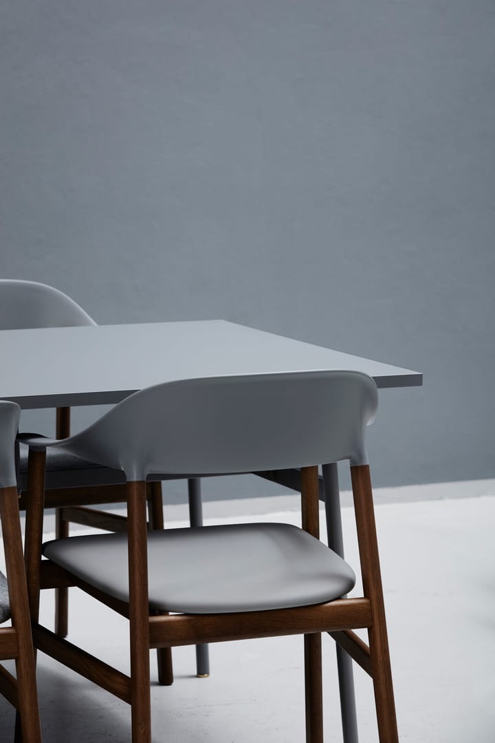 Herit アームチェア smoked oak, Grey Normann Copenhagen | ノーマンコペンハーゲン