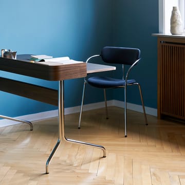 Pavilion AV17 デスク - Iron linoleum, lacquered walnut, chrome legs - &Tradition | アンドトラディション