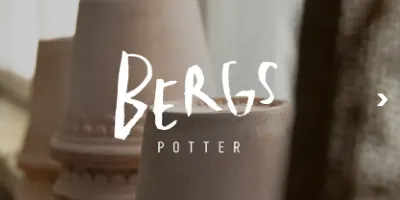 BERGS POTTERのブランド名が入った積み重ねられたテラコッタ鉢。